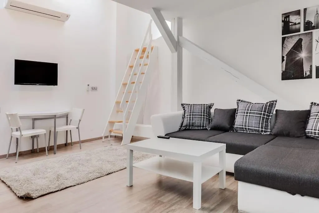Deluxe Mansard Suite In Karlin Praga Appartamento