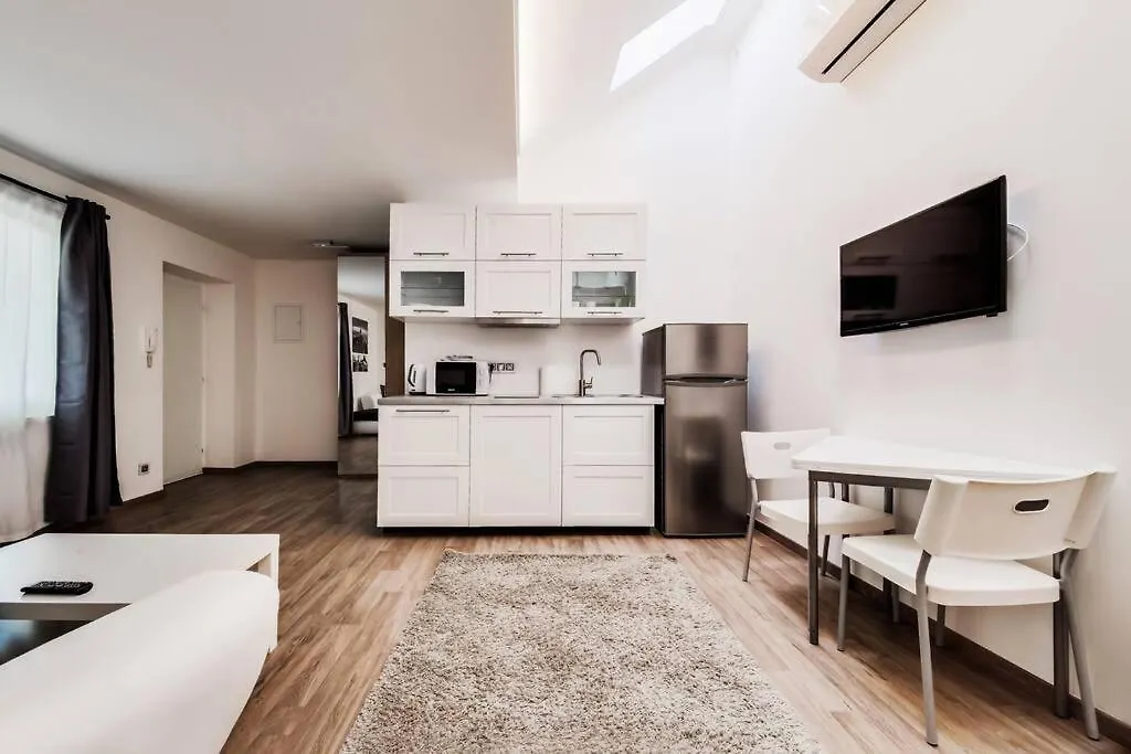 Deluxe Mansard Suite In Karlin Praga